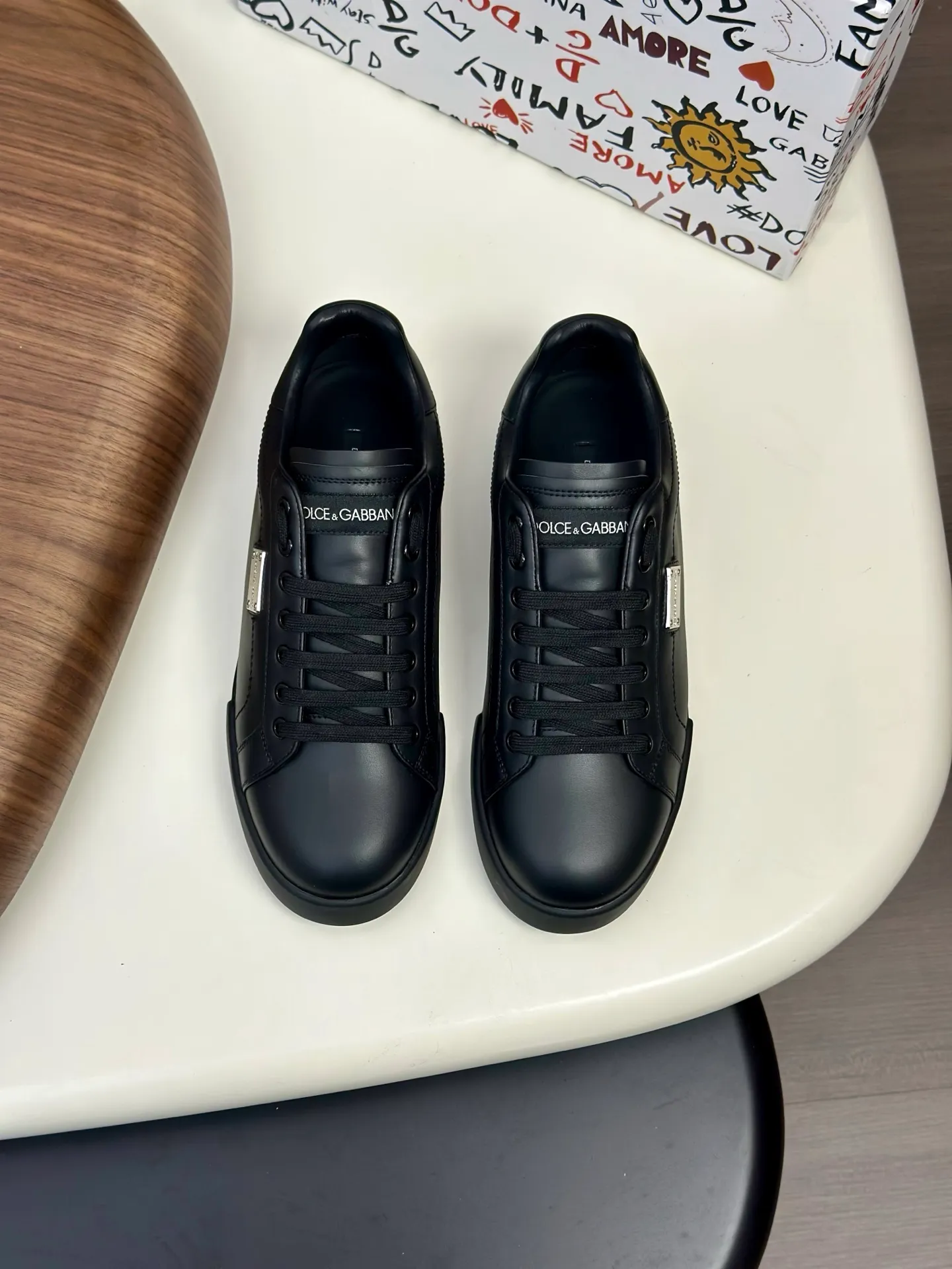 New product 💰800 DG Dolce & Gabbana men's shoes 💰ortofino calfskin sneakers ♞size; 39~44 (customized 38.45.46) Iconic men's shoes 💰ortofino series of sneakers, classic and timeless style, now presented with fashionable details. The calfskin engraved DG logo is a subtle finishing touch. Men's shoes💰ortofino calfskin sneakers: